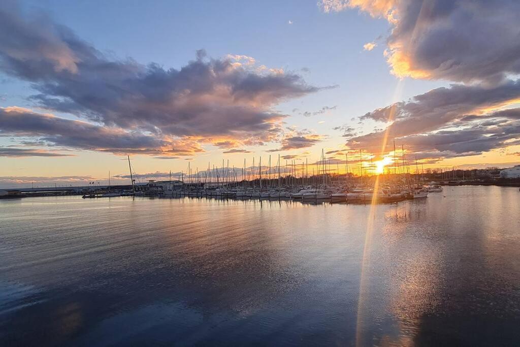 Appartement Avec Balcon, Vue Mer, Piscine, Parking Agde Bagian luar foto